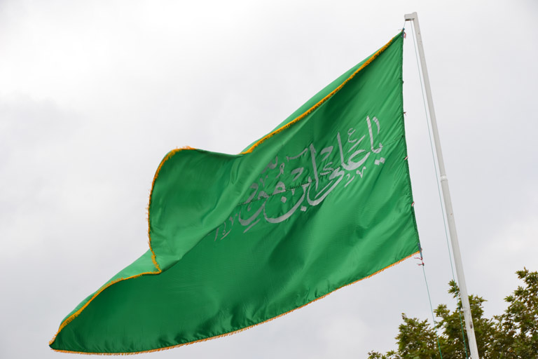 پرچم متبرك امام رضا (ع) در لاهيجان بر افراشته شد